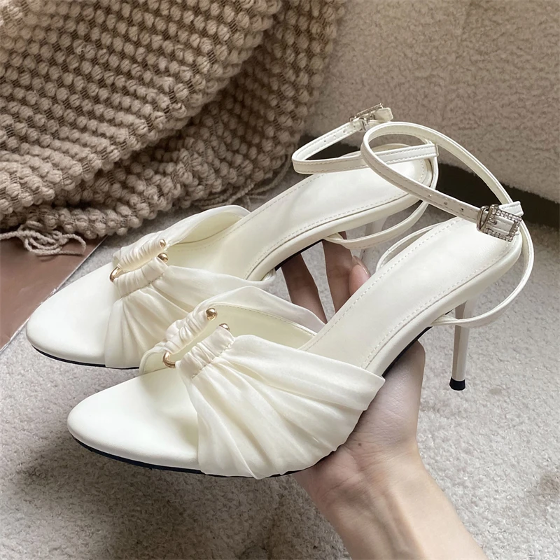 Street Fashion Shoes - Sandalias de Satén Plisadas con Hebilla